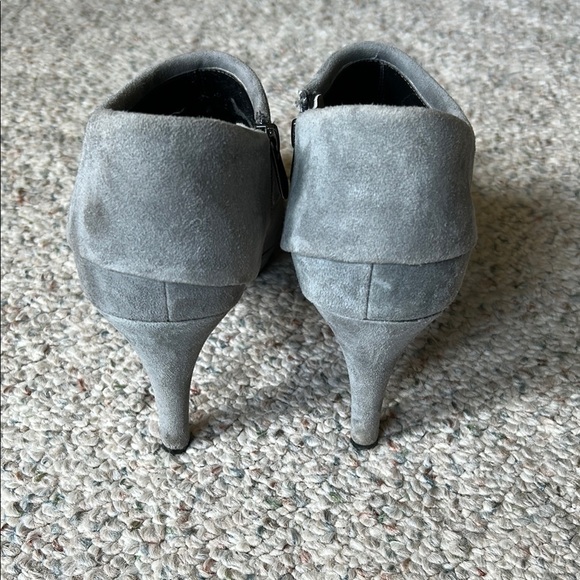 Adrienne Vittadini Gray Suede Ankle Booties Womens 8.5 - Picture 4 of 7